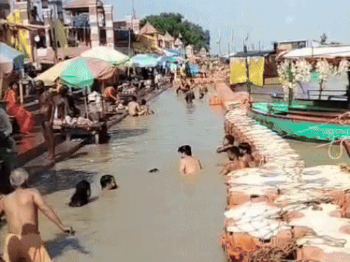 भोर से ही भक्त सरयू स्नान के बाद नदी का पवित्र जल लेकर उससे नागेश्वरनाथ का अभिषेक कर रहे हैं।