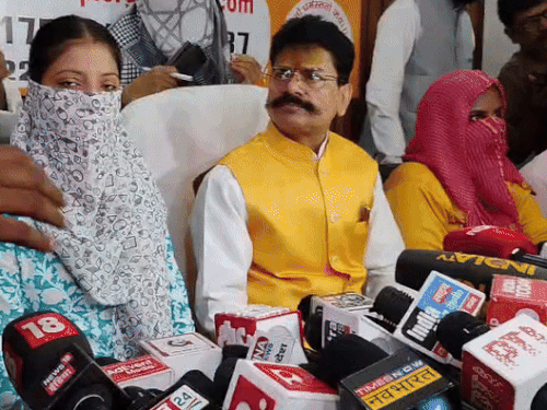 Chhangur Baba's victim and young man spoke to the media along with Gopal Rai, the national president of the Vishwa Hindu Raksha Parishad in Lucknow.