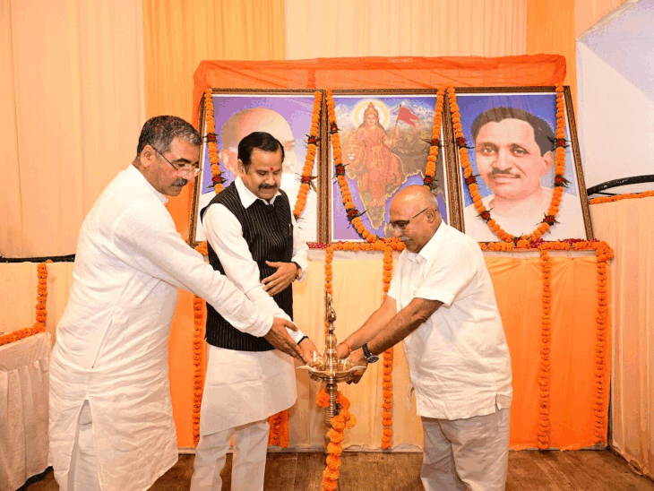 प्रदेश भाजपा अध्यक्ष ने सोमवार को जिलाध्यक्ष और पदाधिकारियों की बैठक ली। - Dainik Bhaskar
