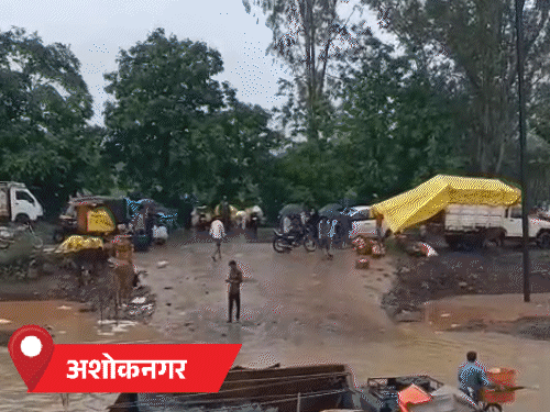 अशोकनगर में आरोन रोड पर सब्जी मंडी परिसर में 4 फीट तक पानी भर गया। इससे दुकानों में रखी सब्जी बह गई।