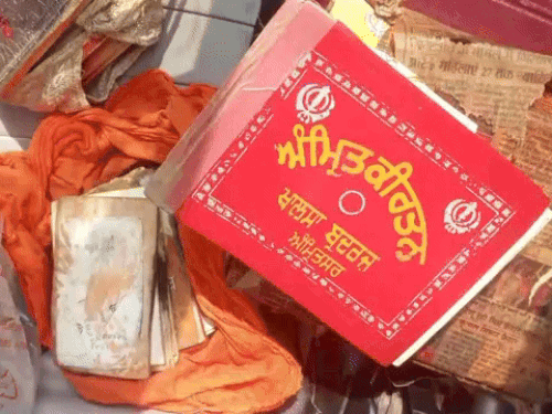 कूड़े की गाड़ी में मिले गुटका साहिब के अंग। - Dainik Bhaskar