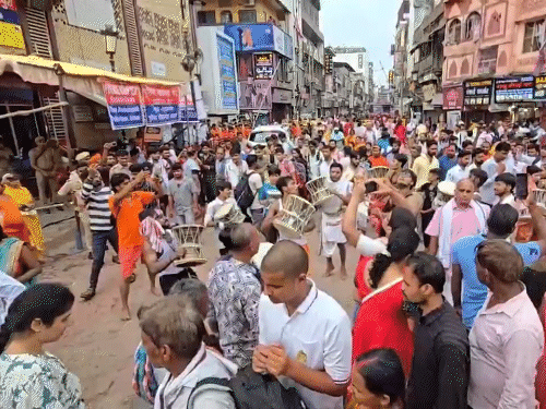 काशी में 50 हजार यादव बंधु बाबा विश्वनाथ का अभिषेक करने के लिए मंदिर पहुंचे।