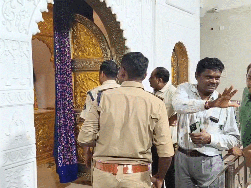 चोरी की सूचना मिलते ही पुलिस मौके पर पहुंची और जांच कर रही है।