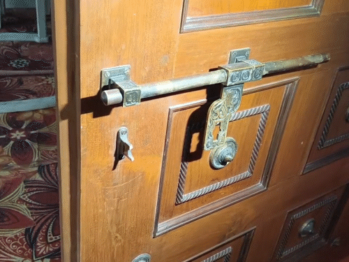 पुजारी जब सुबह मंदिर पहुंचे तो उन्होंने ताला टूटा हुआ देखा।