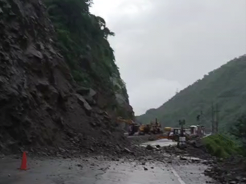 The mountain fell again last night in four miles of Mandi on Chandigarh-Manali Fourlane