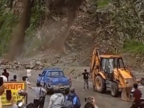 The mountain fell on the road this morning in four miles of Mandi on Chandigarh-Manali Fourlane