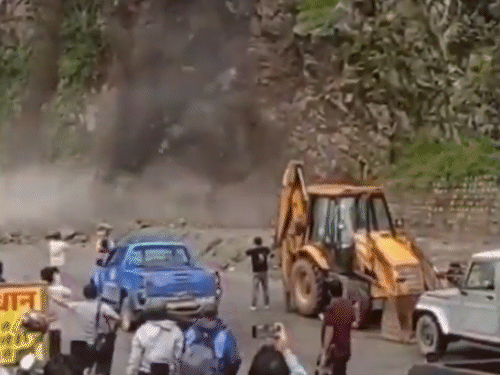 चंडीगढ़-मनाली हाईवे सोमवार सुबह लैंडस्लाइड के चलते बंद हो गया।