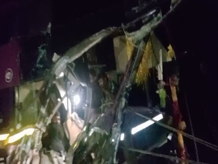 टक्कर के बाद बस का केबिन बुरी तरह क्षतिग्रस्त हो गया।