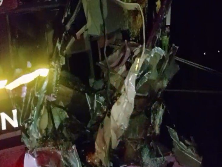 कटर मशीन से केबिन को काटकर निकाला गया ड्राइवर का शव।