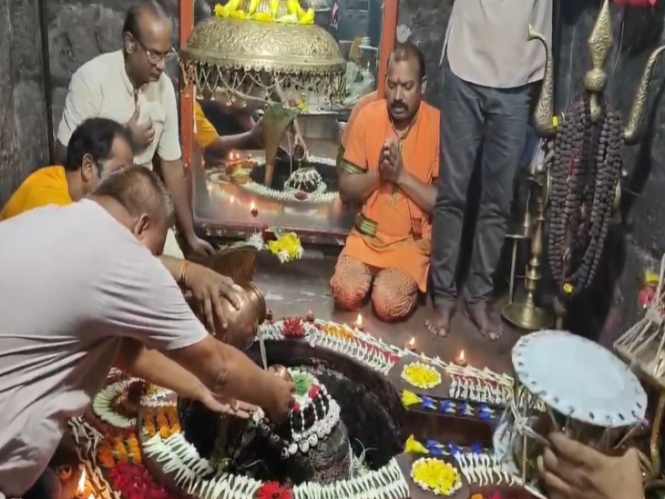 राजिम स्थित बाबा कुलेश्वर नाथ महादेव मंदिर में पूजा-अर्चना।