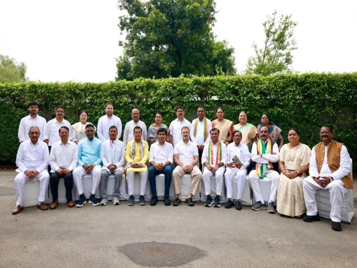 बैठक के बाद राहुल गांधी के साथ छत्तीसगढ़ के आदिवासी नेताओं की तस्वीर ।