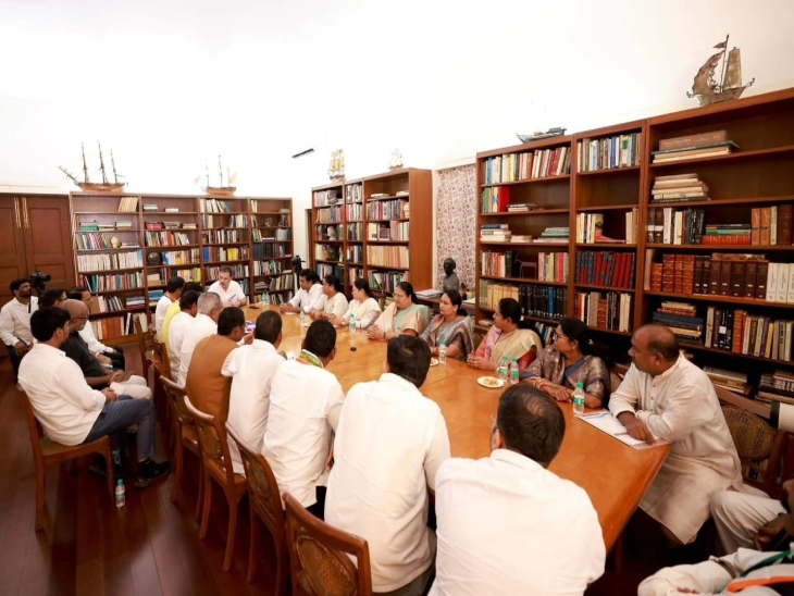 राहुल गांधी दिल्ली में छत्तीसगढ़ के आदिवासी नेताओं के साथ चर्चा करते हुए।