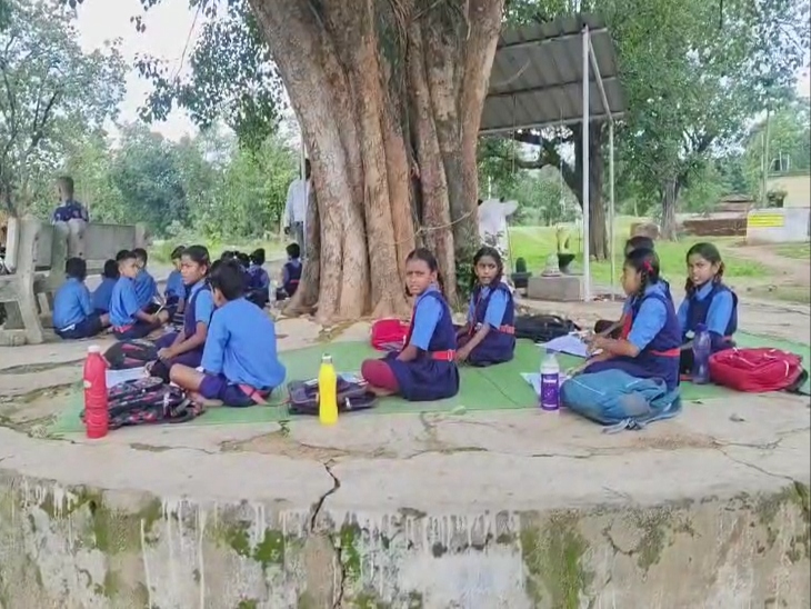 ग्राम किशनपुरी में स्कूल में शिक्षक की कमी से अभिभावकों ने स्कूल में जड़ा ताला