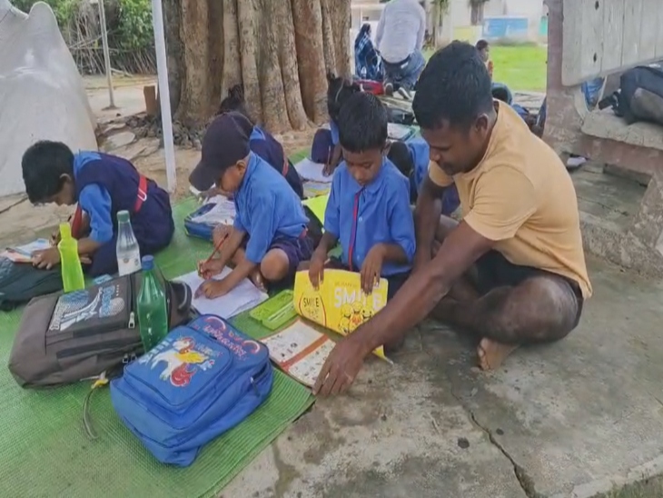 पीपल पेड़ की छांव में बच्चों लगाई क्लास