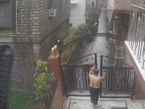 जोधपुर में रविवार दोपहर बाद बारिश हुई। इस दौरान एक मकान की दीवार गिर गई।