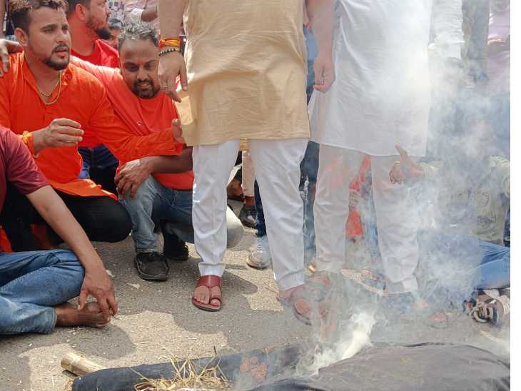 सोमवार को विहिप और बजरंग दल कार्यकर्ताओं ने प्रदर्शन किया था।
