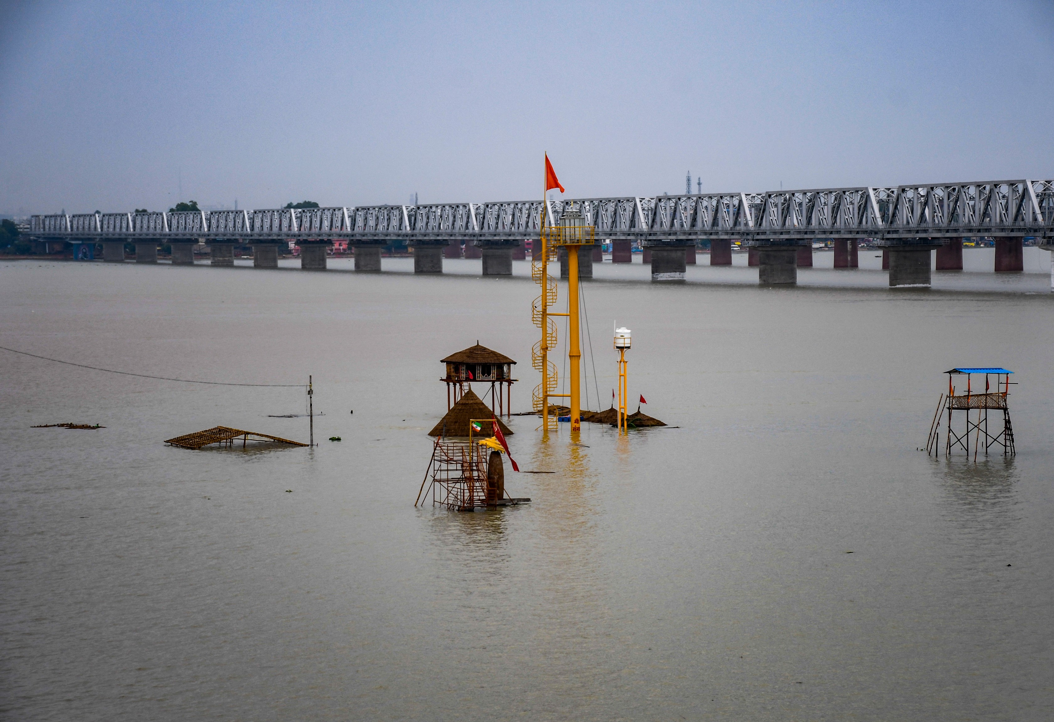 प्रयागराज: प्रयागराज में बारिश के बाद उफनती गंगा नदी में झोपड़ियाँ आंशिक रूप से डूब गईं।