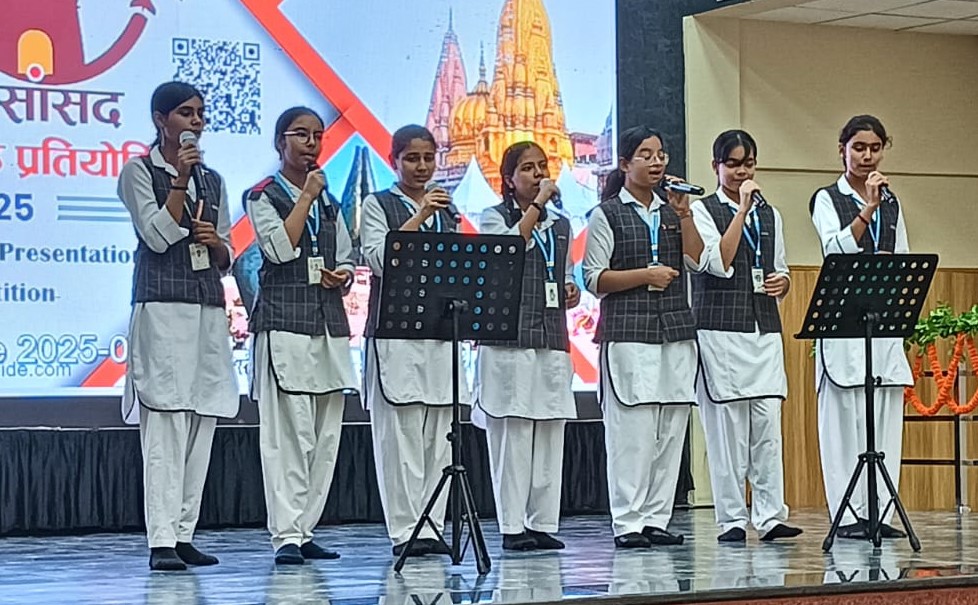 काशी सांसद टूरिस्ट गाइड प्रतियोगिता के कार्यक्रम में प्रस्तुति देती छात्राएं।