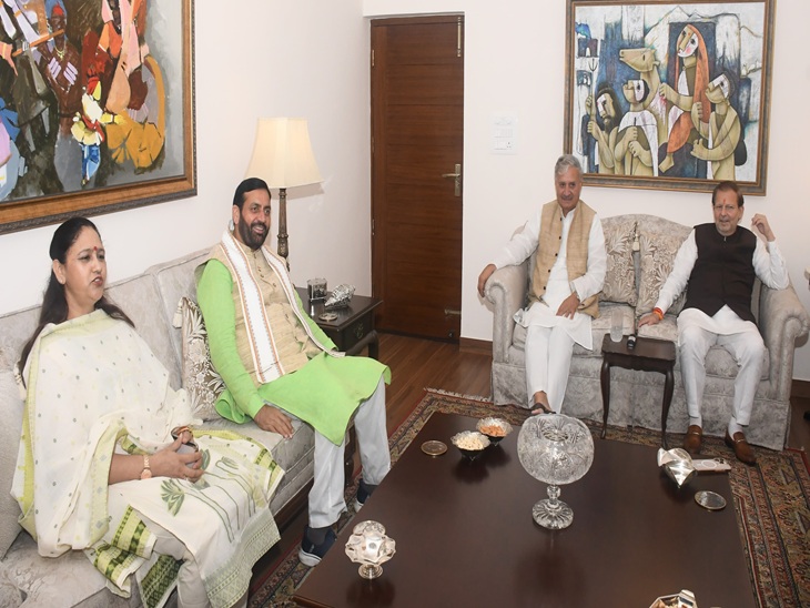 स्वास्थ्यमंत्री आरती सिंह राव के घर पत्नी के साथ सीएम नायब सैनी,  राव इंद्रजीत, मंत्री अरविंद शर्मा। - Dainik Bhaskar