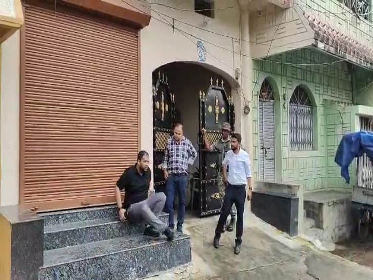 चार गाड़ियों में पहुंची टीम ने घर को चारों तरफ से घेरकर जांच कर रही है।