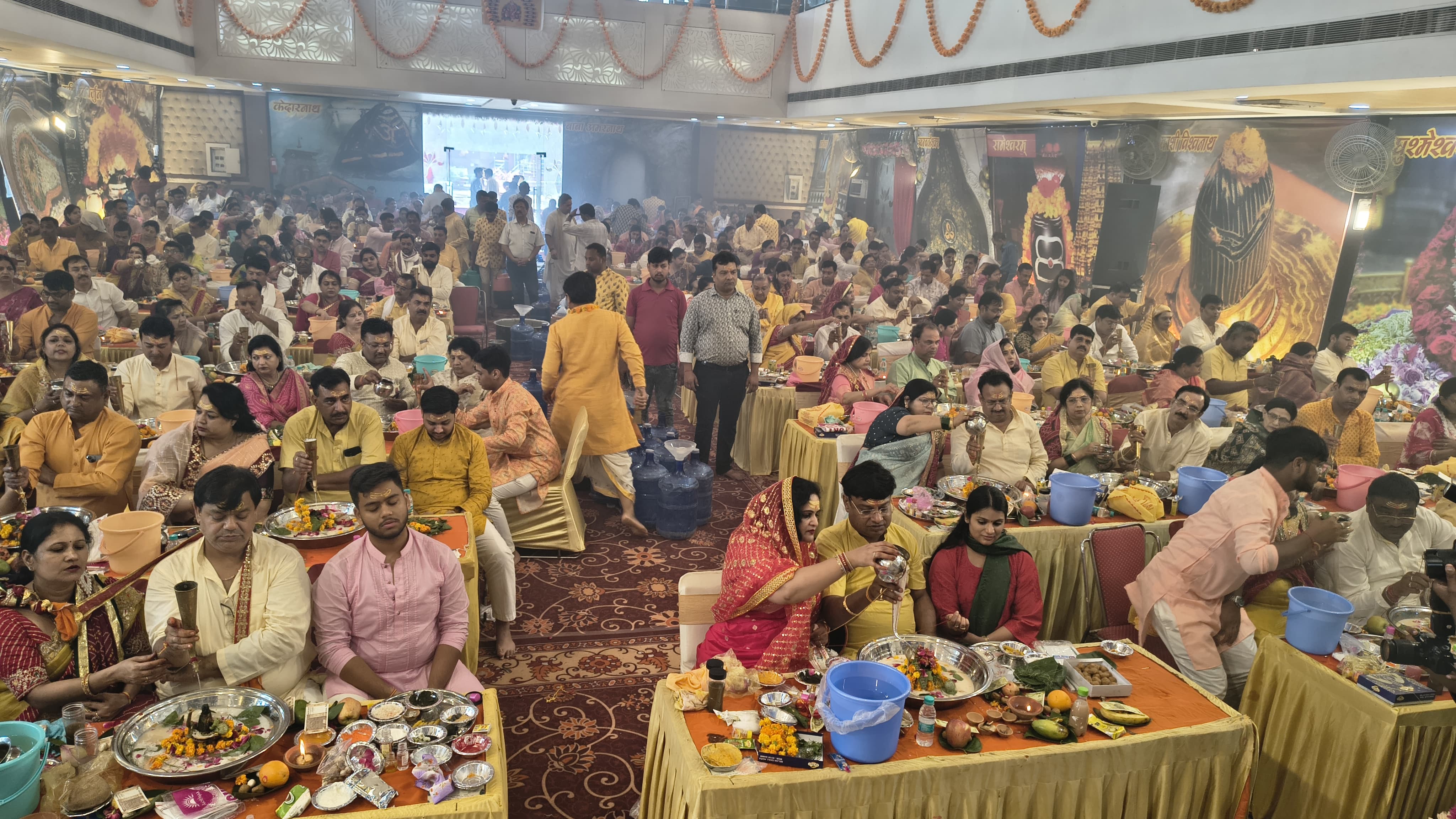 भक्तों द्वारा 121 श्री नर्मदेश्वर शिवलिंगों का विधिवत रुद्राभिषेक किया गया