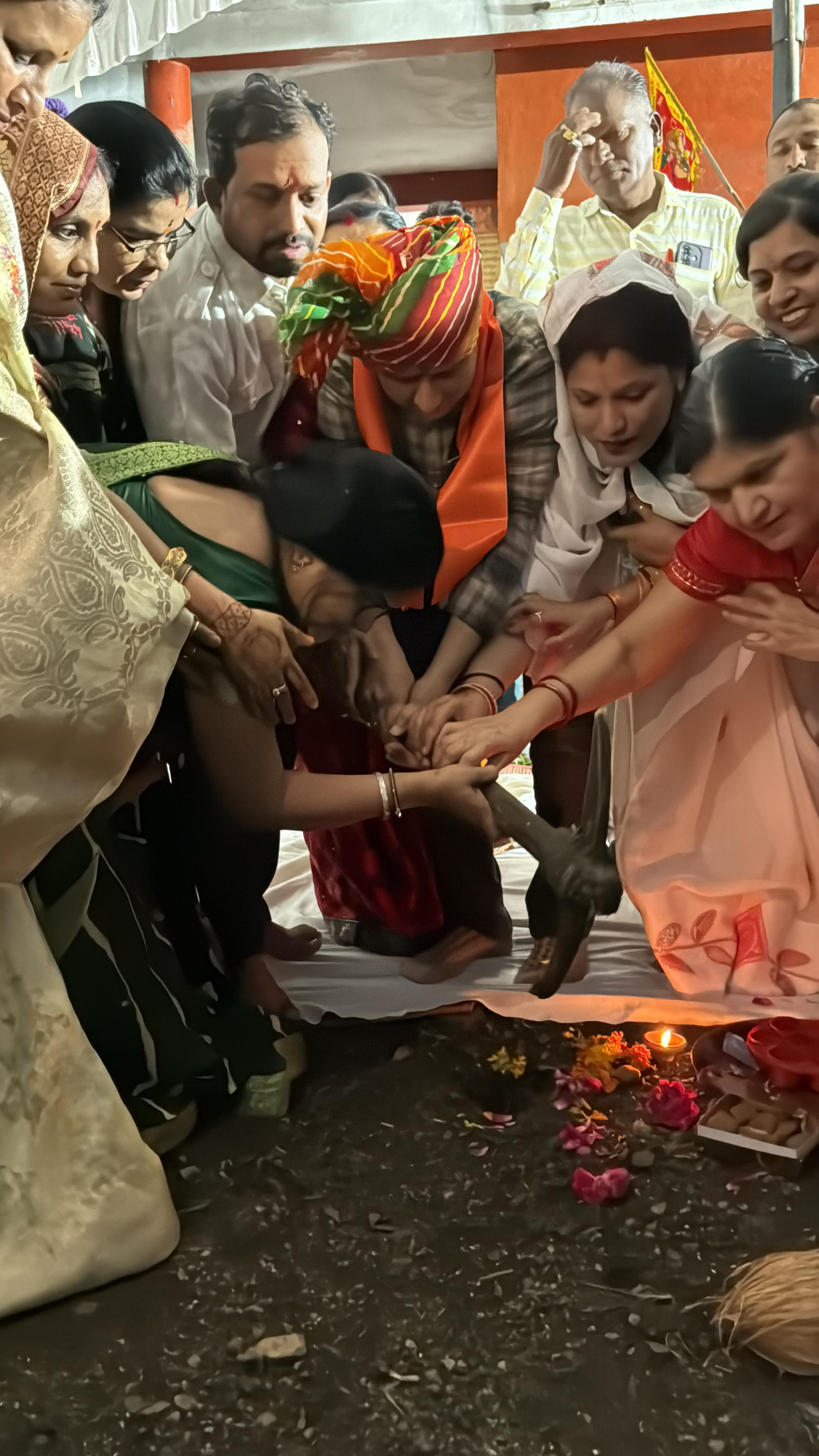 विकास कार्यों का महिलाओं ने भूमिपूजन किया।