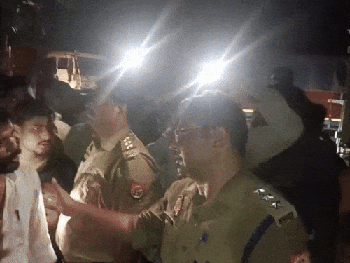 हादसे में चक्काजाम किए परिजनों को समझाते एसीपी कैंट नितिन तनेजा।