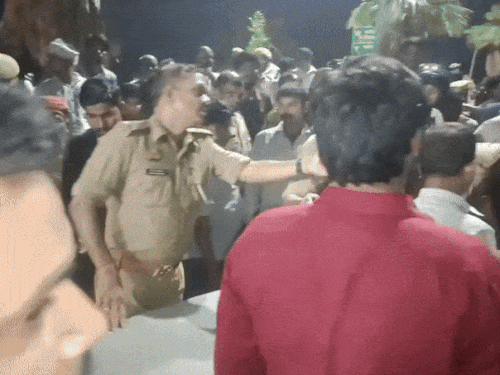 छह घंटे तक शव रखकर जाम लगाए परिजनों से पुलिस की नोकझोंक भी हुई।