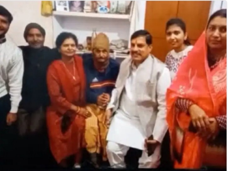 ये तस्वीर मोहन यादव के सीएम बनने से पहले की है। सीएम मोहन अपने ससुर से मिलने सुल्तानपुर आए थे।