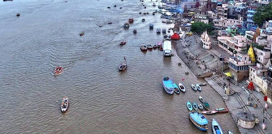 Assi Ghat of Varanasi submerged | वाराणसी का अस्सी घाट डूबा: गलियों में हो  रहा शवदाह,4 सेंटीमीटर की रफ्तार से बढ़ रही गंगा - Varanasi News | Dainik  Bhaskar