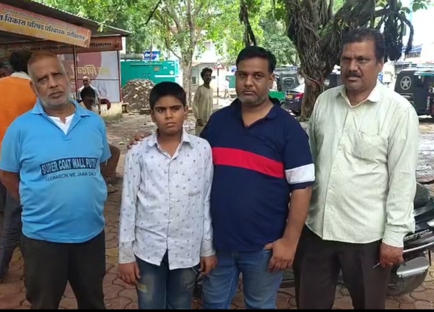 The family and son of the deceased present in the hospital.