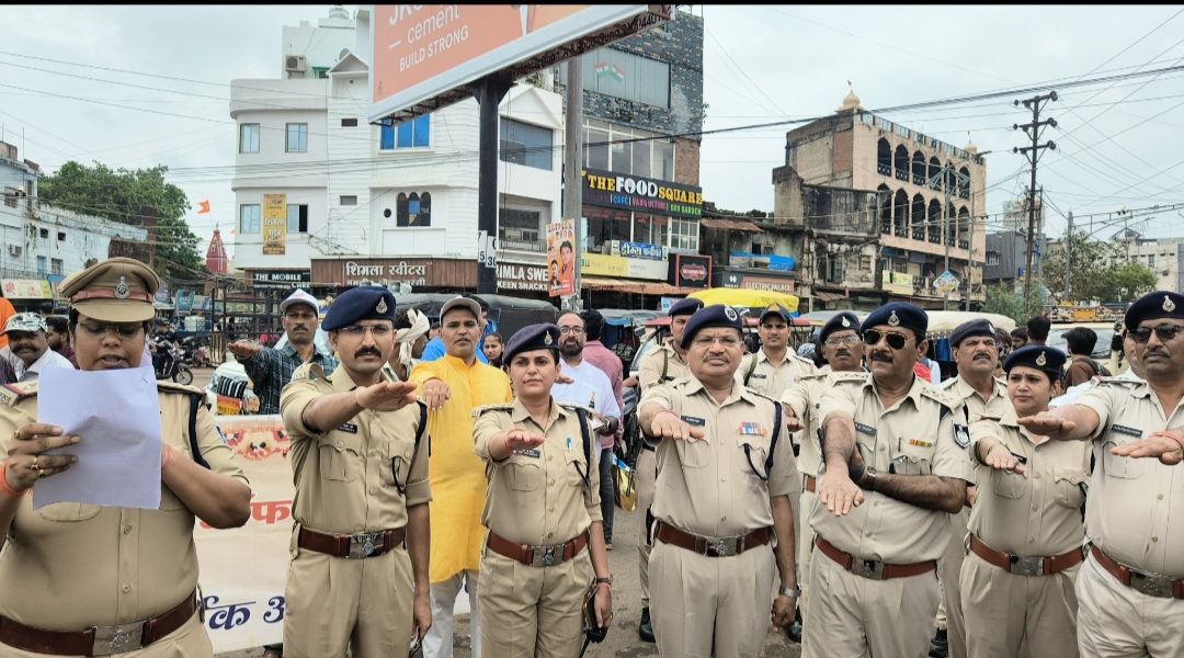 नशामुक्ति की शपथ दिलाते पुलिस अधिकारी।