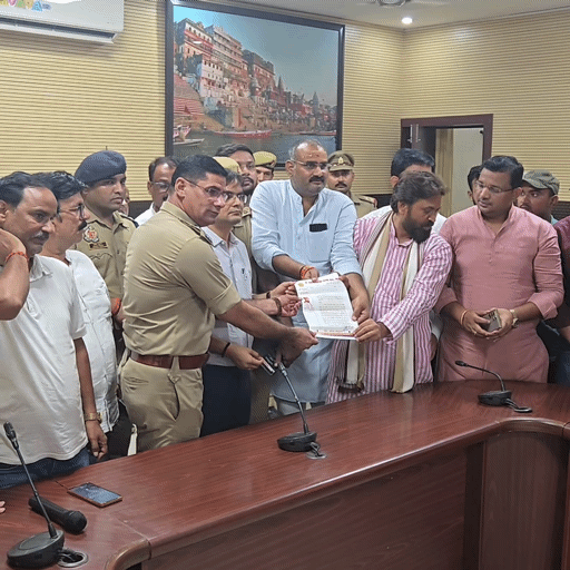 सर्किट हाउस में करणी सेना की तरफ से दिया गया पत्रक