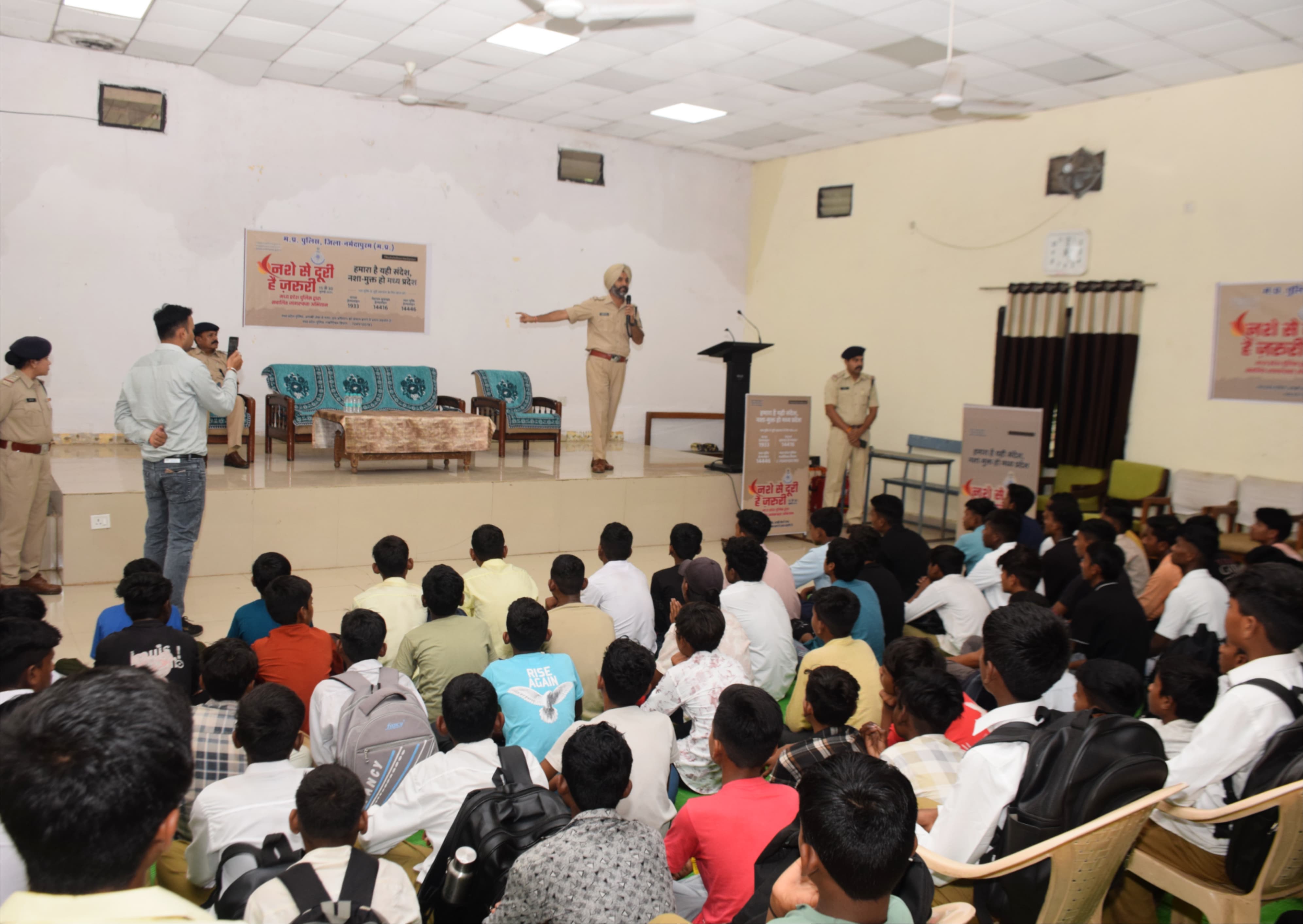 एसपी डॉक्टर गुरकरन सिंह ने बच्चों को नशे की दुष्परिणाम बताएं।