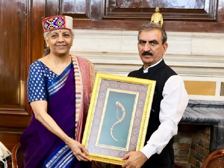 दिल्ली में केंद्रीय वित्त मंत्री निर्मला सीतारमण से मिलते हुए CM सुक्खू