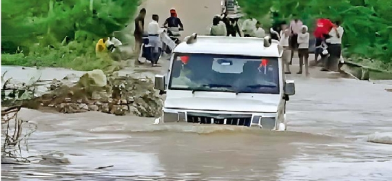 बानमोर क्षेत्र में पुलिया पर बोलेरो निकालने का वीडियो हुआ वायरल। - Dainik Bhaskar