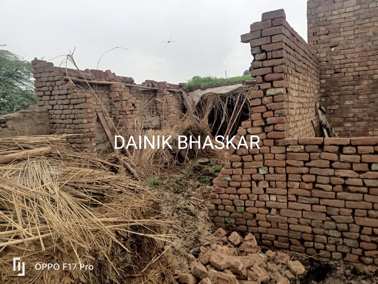 बारिश में मकान की गिरी छत का दृश्य।