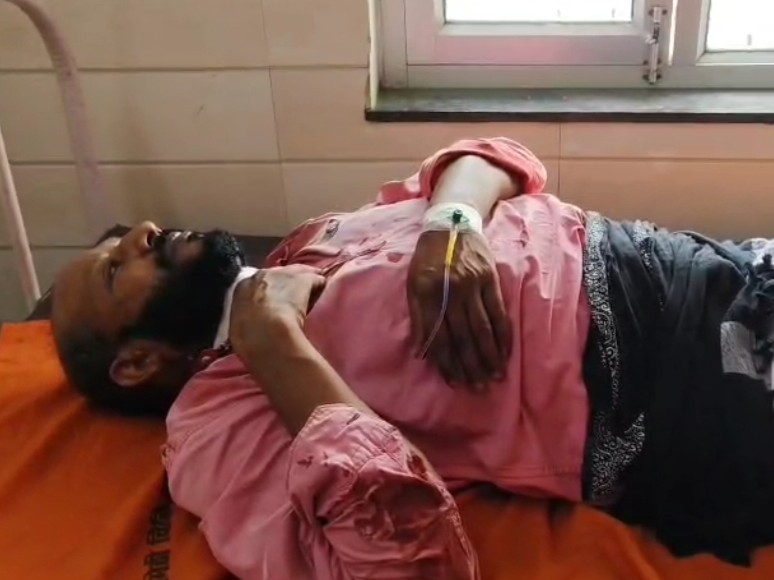 पत्नी के हमले से घायल भाजपा अल्पसंख्यक मोर्चा के पूर्व जिलाध्यक्ष कलीम। - Dainik Bhaskar
