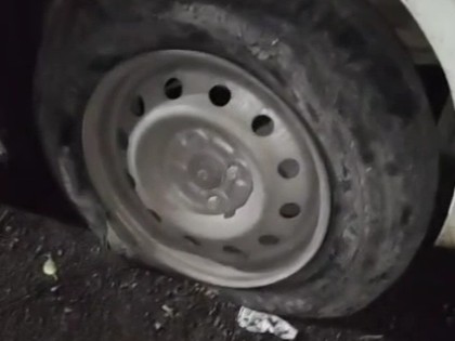 टायर पंचर होने से गाड़ी रूक गई। इससे तस्कर मौके से भाग निकले।
