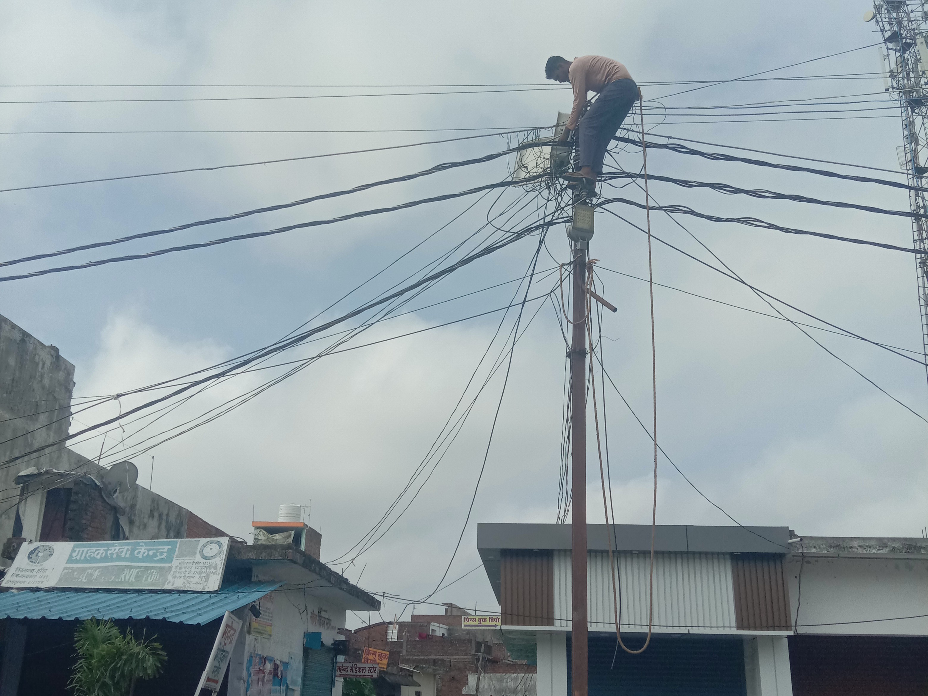 Replacement of dilapidated electric wires in Haraiya | हरैया में जर्जर ...