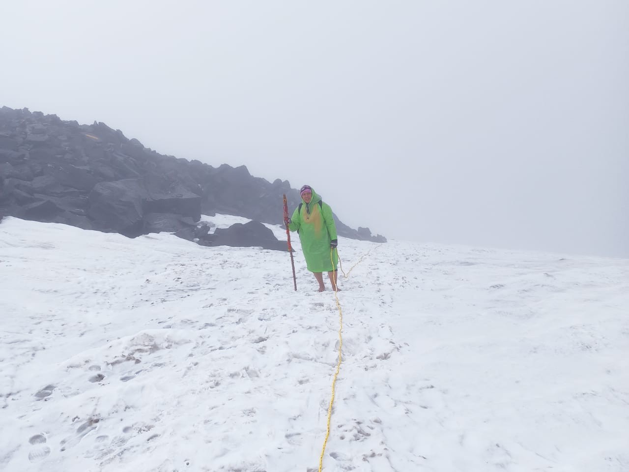 श्रीखंड यात्रा के दौरान ग्लेशियर के ऊपर से रस्सा पकड़कर चलते हुए ईशानी ठाकुर
