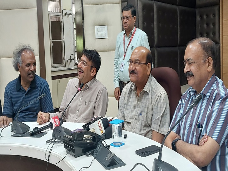 Gajendra Fougat talking to reporters at Rohtak PGI.