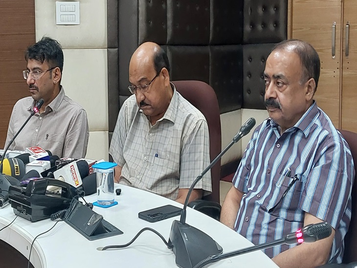 VC Dr. HK Aggarwal talking to reporters at Rohtak PGI.