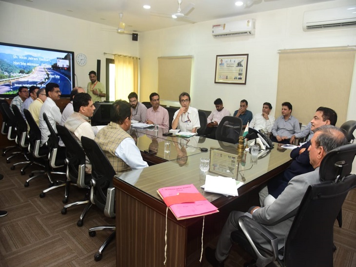 Nitin Gadkari, Himachal CM and Center and State Officers meeting with various road projects of NHAI running in Himachal.