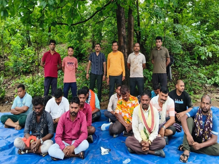 जुआ खेलते पकड़े गए आरोपी।