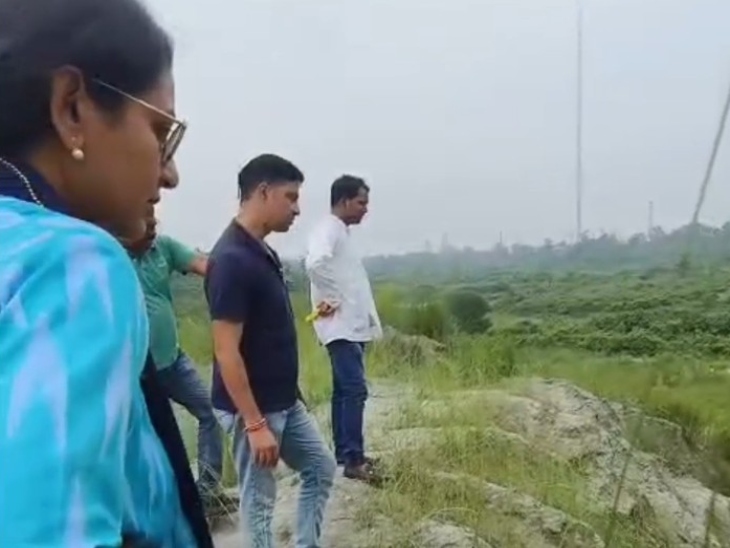 घटना स्थल पर पहुंचे अधिकारी।