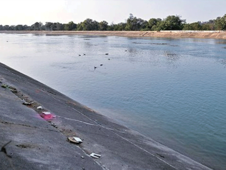While returning from the temple of Mata, the daughter was taken in her lap and thrown into the canal. - Dainik Bhaskar