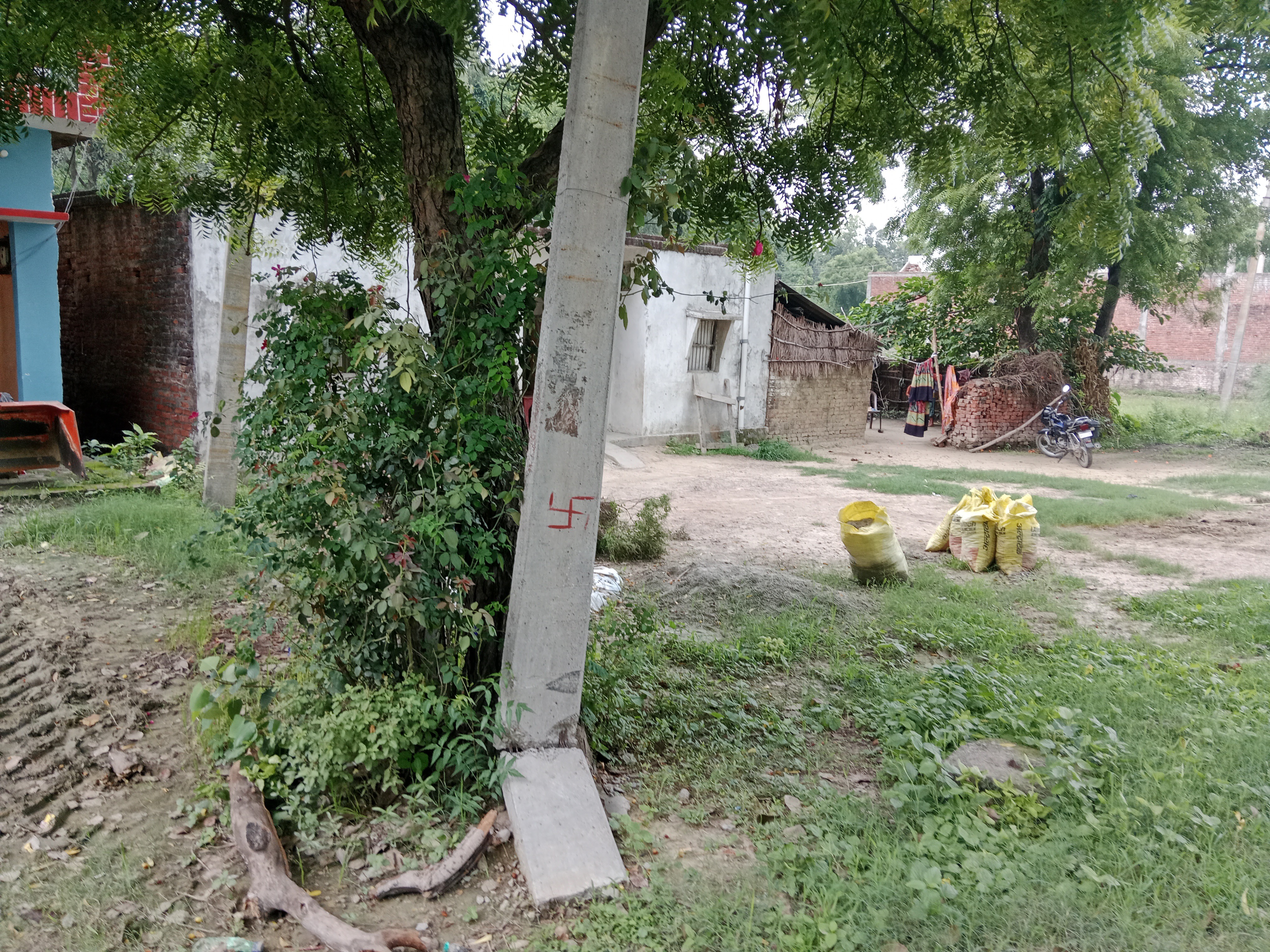 Broken electric pole poses danger | टूटा बिजली का खंभा बना खतरा: गोंडा ...