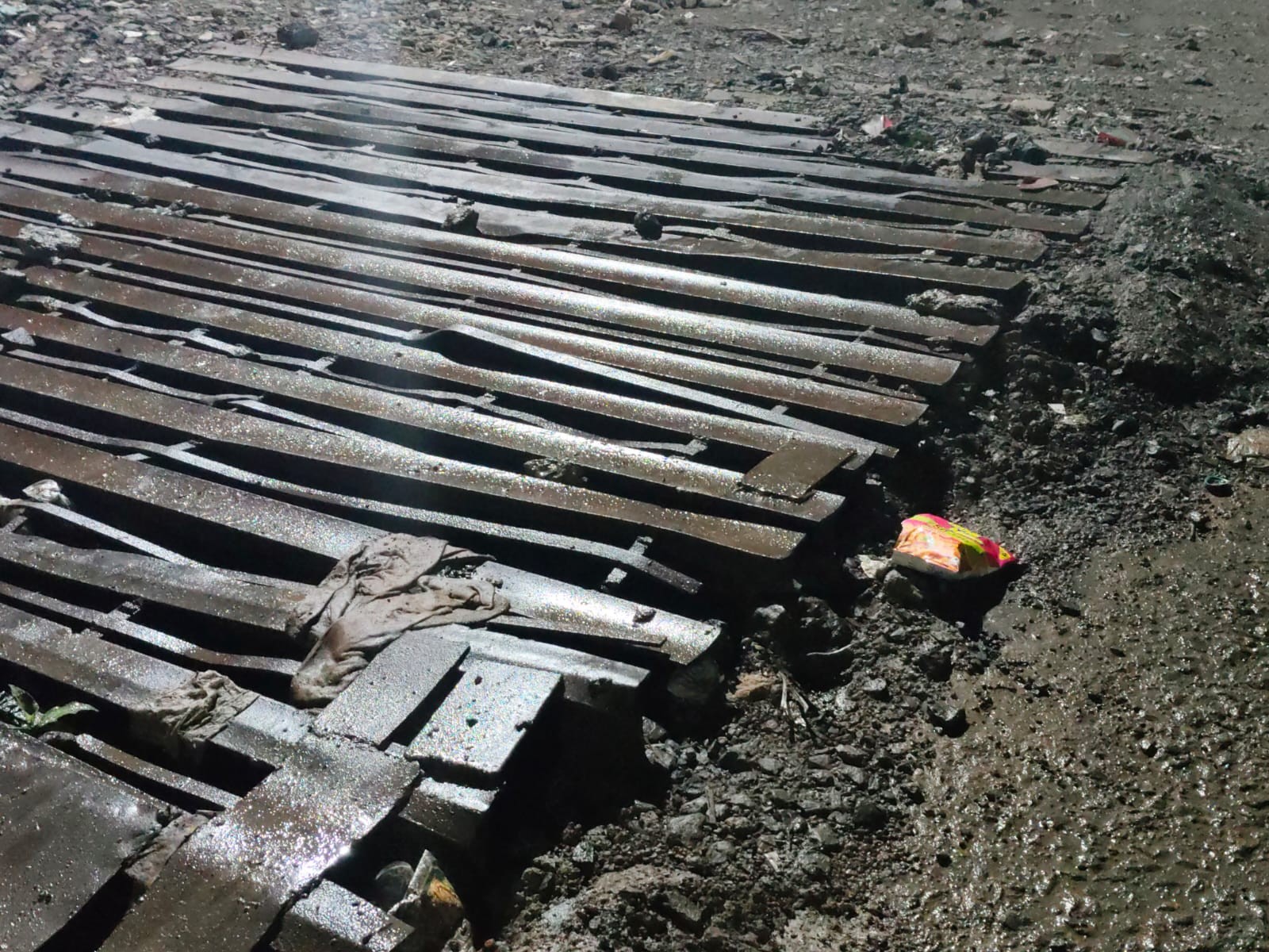 इस चैंबर की रॉड से टकराकर गाड़ी का टायर फटा है।।