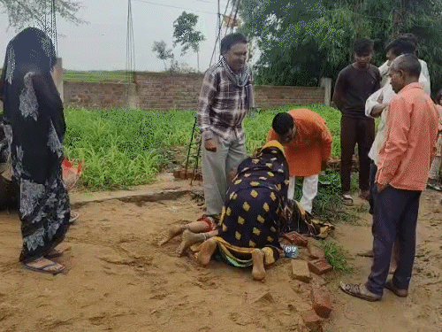 पिता और बेटे की मौत के बाद घर के बाहर बिलखते परिवारजन और ग्रामीण।